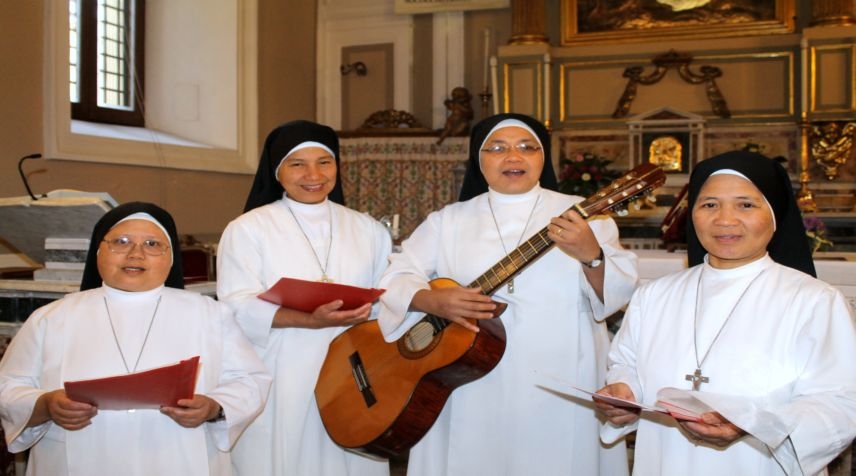 Le Suore Crocifisse di Nocera Superiore celebrano San Lorenzo Ruiz, dedicandogli un canto  in  tagalog